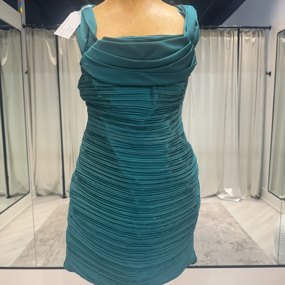 Emerald green bandage off-the-shoulder gown - Picture 3 of 4